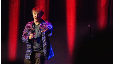 Írsky stand up komik Dylan Moran v Bratislave opäť exceloval pred vypredanou halou. 